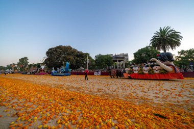 Valencia 'daki her yıl düzenlenen Çiçek Savaşı' nda canlı çiçekler sergileniyor. Şenlikli şamandıralar ve canlı atmosferler sergileniyor..