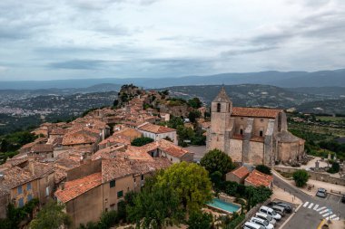 Provence 'deki pitoresk bir köyün çarpıcı hava görüntüsü eşsiz mimarisini ve güzel manzarasını gözler önüne seriyor..