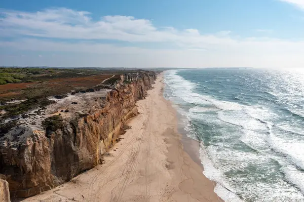 Nefes kesici çekimler Portekiz 'in güzel sahil şeridini gözler önüne seriyor. Altın kumlar ve çarpan dalgalar var..