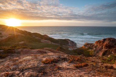Peniche, Portekiz 'in kayalıklarından nefes kesici gün doğumu manzarası okyanusların güzelliğini ve eşsiz kaya oluşumlarını vurguluyor..
