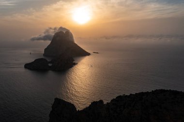İbiza 'nın nefes kesici hava manzarasını yakalayın. Gün batımında Es Vedra' yı gösterin. Doğa ve sükunetin mükemmel bir karışımı..