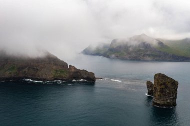 Faroe Adaları 'nın nefes kesen hava manzarası dramatik uçurumlar ve sislerle kaplanmış sakin sular sergiliyor..