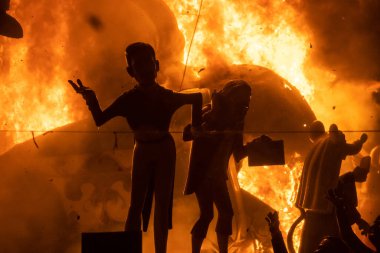 Valencias Fallas Festivali 'nin coşkulu ve ateşli ruhuna tanık olun. İkonik heykeller alevler içinde kaldı..