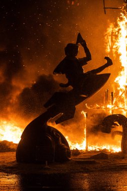 Valencias Fallas Festivali 'nin coşkulu ve ateşli atmosferini deneyimleyin. Unutulmaz bir ateş gösterisiyle göz kamaştırıcı sanatsal icatlar sergiliyor..