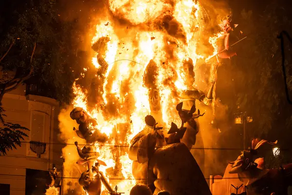 Valencias Fallas Festivali 'nin coşkulu enerjisine tanık olun. Büyük heykeller göz kamaştırıcı bir ateş ve sanat gösterisi ile alevler içinde..