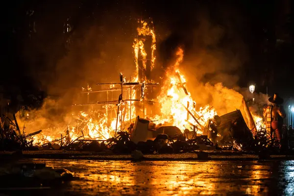 Valencia 'daki Fallas' ın ateşli gösterisine tanık olun. Şenliklerin bir parçası olarak coşkulu heykeller yakılıyor..