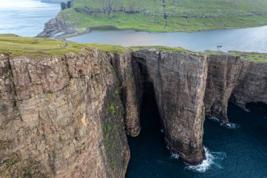 Faroe Adaları 'nın engebeli uçurumlarının nefes kesici insansız hava aracı görüntüsü, doğal güzellikleri ve dramatik kıyı manzaralarını gözler önüne seriyor..