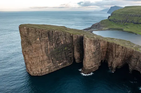 İnsansız hava aracı fotoğrafçılığı, Faroe Adaları 'nın görkemli uçurumlarını sergiliyor. Karayla denizi tek bir karede birleştiriyor..
