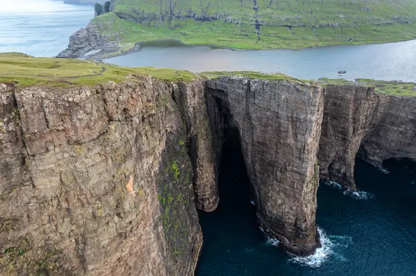 Faroe Adaları 'nın engebeli uçurumlarının nefes kesici insansız hava aracı görüntüsü, doğal güzellikleri ve dramatik kıyı manzaralarını gözler önüne seriyor..