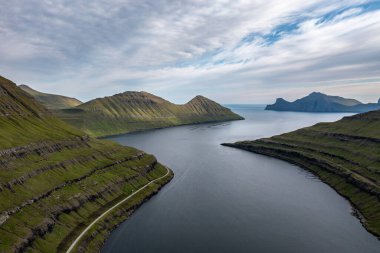Faroe Adaları 'nın yukarıdan ele geçirilen nefes kesici güzelliğini keşfedin. Bu drone çekimlerinde engebeli dağlar ve sakin sular sergileniyordu..