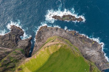 Faroe Adaları 'ndaki kayalık uçurumların ve turkuaz suların çarpıcı hava manzarası yazın sonunda doğal güzellikleri gözler önüne seriyor..