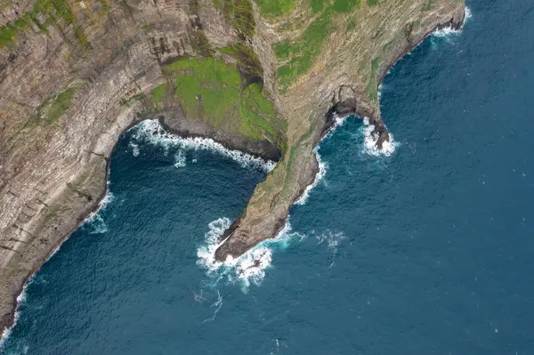 Yazın sonunda Faroe Adaları 'nın engebeli uçurumlarını ve canlı mavi sularını yakalayan çarpıcı insansız hava aracı atışı..