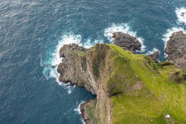 Faroe Adaları 'nın nefes kesen güzelliğini tecrübe edin. Dramatik uçurumlar ve insansız hava aracından çekilen canlı okyanus dalgaları..
