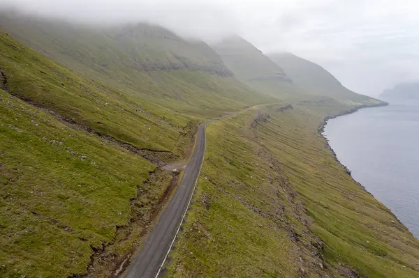 Sersemletici insansız hava aracı, yaz sonunda verimli yeşil tepeleri ve Faroe Adaları 'nın dolambaçlı yollarını yakalıyor..