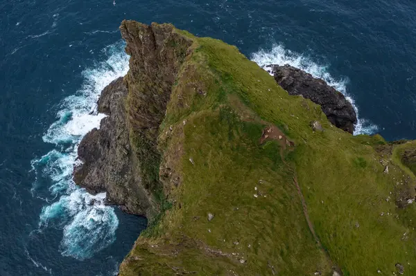 Yazın sonunda Faroe Adaları 'nın dramatik uçurumlarını ve dalgalarını yakalayan nefes kesen insansız hava aracı çekimleri doğal güzellikleri gözler önüne seriyor..