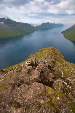 Faroe Adaları 'nın nefes kesici manzarası yaz sonlarında dramatik uçurumlar ve sakin sular sergiliyor..