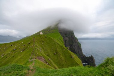 Yazın sonlarında Faroe Adaları 'nda yemyeşil uçurumlar ve büyüleyici bir deniz feneri sergileniyor..