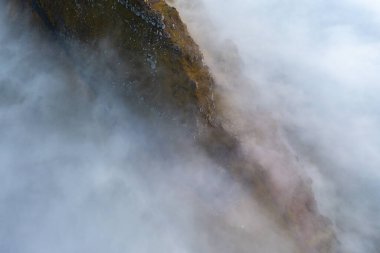 Faroe Adaları 'nın sersemletici hava görüntüleri sisle örtülmüş, yaz sona ererken zengin manzaralar ve dramatik uçurumlar sergileniyor..