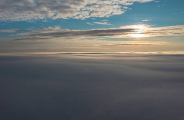 Gün batımında Faroe Adaları 'nın nefes kesici manzarası dingin bulutlar ve sakin bir atmosfer sergiliyor..