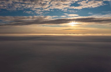 Faroe Adaları 'ndaki bulutların üzerinde gün batımının göz kamaştırıcı panoramik görüntüsü yaz sonlarında dingin güzellikleri yakalıyor..