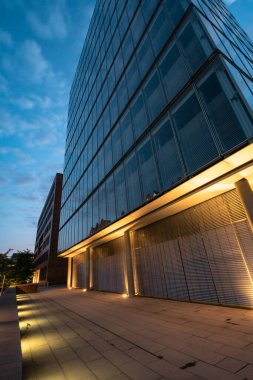 Hamburg 'daki modern binaların göz kamaştırıcı akşam manzarası yaz atmosferini yansıtıyor. Mimari ve seyahat temaları için mükemmel.