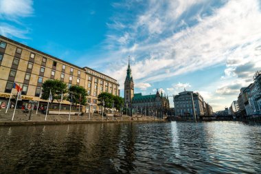 Hamburg 'daki canlı yaz sahnesini keşfedin. Su üzerindeki çarpıcı mimari ve yansımaları sergileyin..
