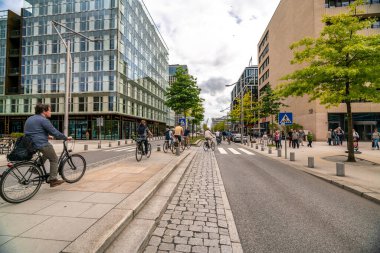Yaz mevsiminde şehir manzarası ve canlı atmosferinin tadını çıkaran bisikletçilerle Hamburg 'un özünü yakalamak..