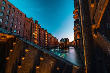 Alacakaranlıkta aydınlatılmış Hamburgs tarihi kanal evlerinin cazibesini tecrübe edin..