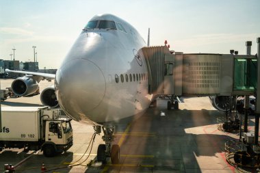 Hamburg Havalimanı 'na park etmiş Lufthansa Boeing 747' nin çarpıcı bir görüntüsü yazın seyahat ve havacılık ruhunu yakalıyor..