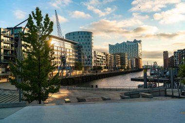 Yaz boyunca Hamburg 'daki modern mimari ve dingin suların çarpıcı karışımını keşfedin. Şehir güzelliğinin mükemmel bir yansıması.