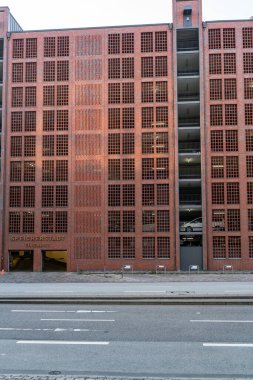 Hamburg 'daki Speicherstadt otoparkının büyüleyici manzarası yaz güneşinin altında ikonik tuğla mimarisini sergiliyor..
