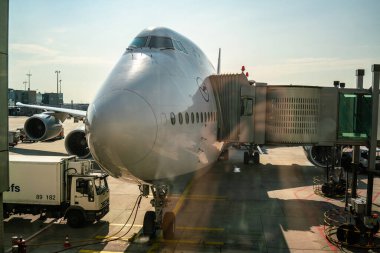 Aydınlık bir yaz gününde Hamburg Havalimanı 'na yanaşan bir Lufthansa uçağının çarpıcı görüntüsü modern havacılığı gözler önüne seriyor..