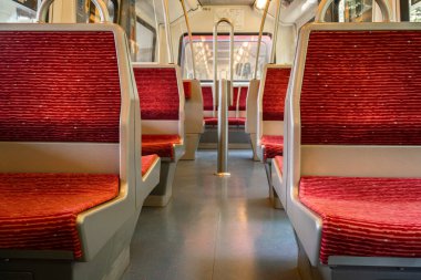 Bir Hamburg metrosunun içinde sakin bir an boş kırmızı koltuklar sergiliyor, şehir nakliye temaları için mükemmel..