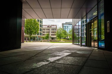 Hamburg 'da, güneşli bir yaz gününde modern binaların ve yeşil alanların sergilendiği çarpıcı bir mimari manzara çekildi..