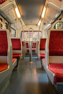 Almanya, Hamburg 'da sakin bir tramvayın içini keşfedin, yaz yolculuğunun ruhunu yakalayın..