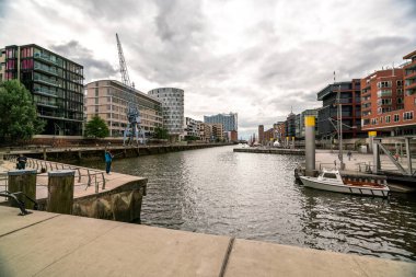 Hamburg 'un canlı rıhtımlarını keşfetmek, bir yaz günü modern mimari ve sakin deniz kenarı aktivitelerini sergilemek..
