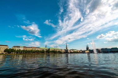 Büyüleyici yaz manzarası Hamburgs gökyüzü ve sakin sular, güzel mimari ve açık mavi gökyüzü sergileniyor.