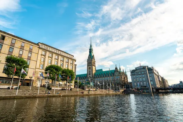 Yazın Hamburg 'un güzelliğini deneyimlemek, sakin sulara yansıyan tarihi mimariyi sergilemek..