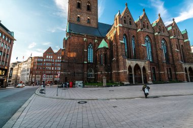 Yaz boyunca Hamburg 'da nefes kesen mimariyi keşfetmek, şehirlerin zengin tarihini ve hareketli sokak hayatını gözler önüne sermek..
