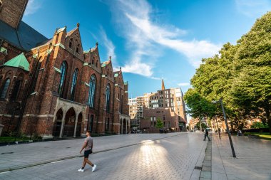 Hamburg 'da yazın özünü yakalamak, açık mavi gökyüzüne karşı tarihi ve modern mimarinin bir karışımını sergilemek..