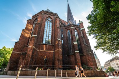 Hamburg tarihi kilisesinin göz kamaştırıcı tuğla mimarisini keşfedin. Canlı yaz ışığında ele geçirildi..
