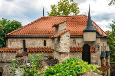 Almanya 'da görkemli bir yazlık keşfeder, yemyeşil ortamda çarpıcı bir mimari sergiler. Seyahat meraklıları için mükemmel..