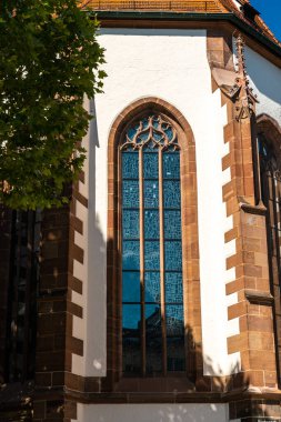 Buzlu cam pencerenin ve Almanya 'daki bir kilisenin mimari detaylarının çarpıcı görüntüsü, yaz güneşinde çekildi..