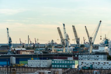 Güzel bir yaz sahnesi. Hamburgs 'un turna ve nakliye detaylarıyla dolu limanını yakalıyor..