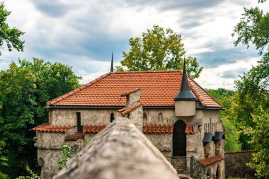 Almanya 'da yemyeşil yeşilliklerle çevrili bu çarpıcı tarihi binayla pitoresk bir yaz günü keşfedin..