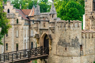 Almanya 'daki tarihi kalelerin ve çevreleyen mimarinin güzel yaz manzarası. Seyahat ve tarih meraklıları için mükemmel..