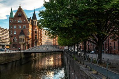 Yazın Hamburg 'un büyüleyici güzelliğini tecrübe edin. Tarihi mimari ve huzurlu su yollarını sergileyin..