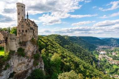 Lichtenstein Şatosu 'nu keşfedin, bir uçurumun tepesine tünemiş, yazın yemyeşil ve manzaralı tepelerle çevrili..