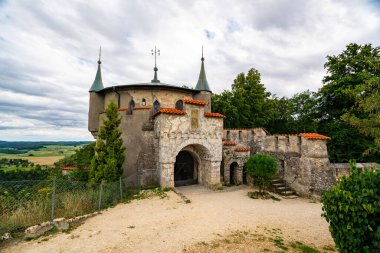 Yaz boyunca Lichtenstein Şatosu 'nun güzelliğini keşfedin. Almanya' nın eşsiz mimarisi ve nefes kesici manzaralarını sergileyin..