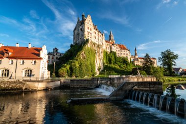 Schloss Sigmaringen 'in nefes kesici güzelliğini keşfedin. Almanya' nın yaz mevsiminde yuva yapmış tarihi bir şato..